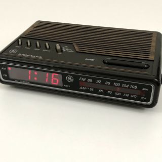 General Electric Model 7 - 4612a Ge Am/fm Alarm Clock Radio Woodgrain Vintage