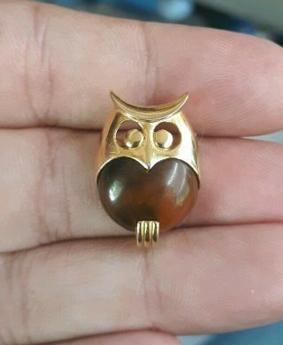 Vintage Crown Trifari Tiny Gold Tone Owl Brooch With Rootbeer Lucite Body