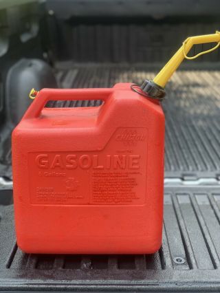 Vintage Chilton Made In The U.  S.  A 6 Gallon Red Plastic Vented Gas Can Gott P - 60