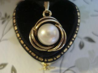 Vintage Finely Crafted 9ct Gold: 8mm Pearl Set Pendant