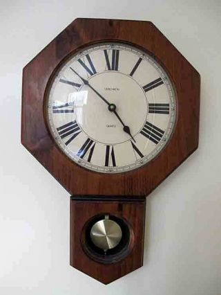 Vintage Verichron Quartz Wall Clock W Pendulum Wood & Glass Made In The Usa