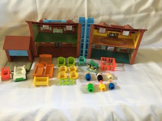 Vintage Fisher Price Little People Tudor House Garage 952 With 22 Accessories
