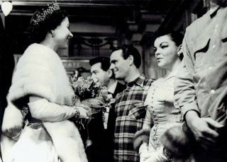 1957 Vintage Photo Actress Judy Garland Meet Queen Elizabeth At London Palladium