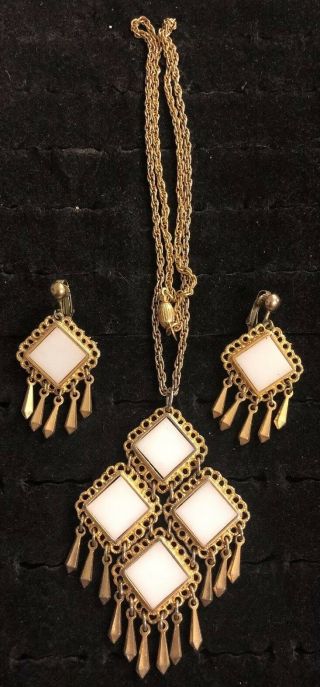 Vintage Celebrity Gold Tone Pendant Necklace With Earrings (d20)