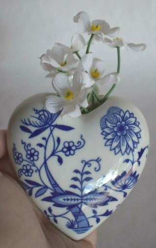 Vintage Heart Shapped Floral Pocket Wall Vase - Blue & White - Blue Danube Onion