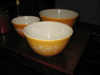 Set Of 3 Vintage Pyrex Gold Butterfly With White Flowers Gold Mixing Bowl Set