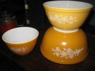 Set of 3 Vintage Pyrex Gold Butterfly With White Flowers Gold Mixing Bowl Set 2