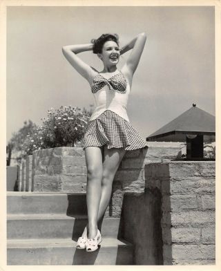 Linda Darnell Sensational 40s Vintage Sexy Leggy Upskirt Cheesecake Pinup Photo