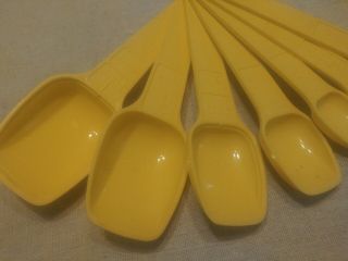 Tupperware Vintage Sunny Yellow Measuring Spoon Set 7 Spoons w/ Ring 2