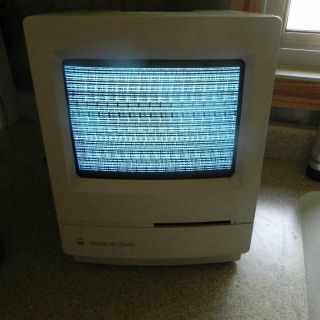 01486 Vintage Macintosh Classic M1420 Computer 1990 Apple Computers Screen Ligh