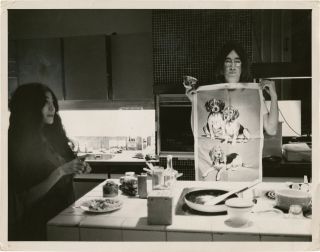 John Lennon And Yoko Ono In Their Beverly Hills Kitchen 138635