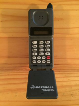 Vintage Motorola Flip Cell Phone Model F09hld8477ag