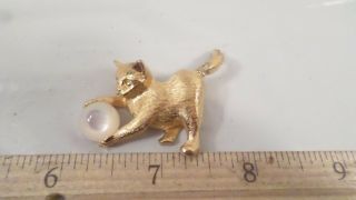 Vintage Gold Cat Kitten Playing With Ball Brooch Pin