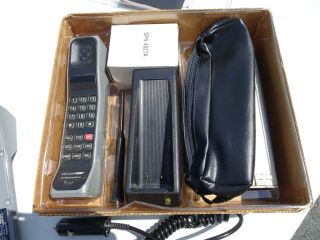Motorola Ultra F09nfd8438bg Mobile Brick Cell Phone W/ Accessories.