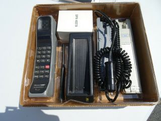 Motorola Ultra F09NFD8438BG Mobile Brick Cell Phone W/ Accessories. 3