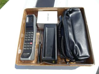 Motorola Ultra F09NFD8438BG Mobile Brick Cell Phone W/ Accessories. 7
