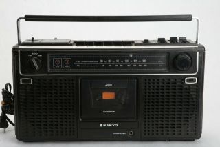 Vintage Sanyo AM/FM RADIO CASSETTE PLAYER RECORDER Model M 9902 2