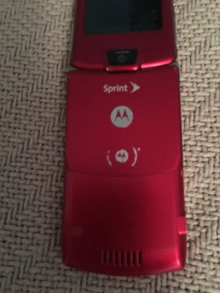 Vintage Motorola Razor Flip Phone In Red 2