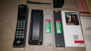 Motorola F09NFD8495BG Mobile Brick Cell Phone Complete set 2 batteries 2