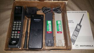 Motorola F09NFD8495BG Mobile Brick Cell Phone Complete set 2 batteries 8