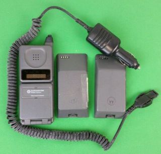 Vtg Motorola Flip Cell Phone F09hld8415ag W/ With Batteries And Charger Bundle