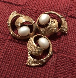 Vintage Hattie Carnegie Gold Tone Faux Pearl Pin/brooch