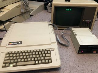 1982 Apple Iie W/ Apple Disk Ii ][ Floppy Drive