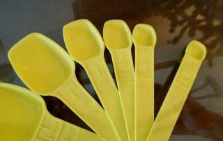 Vintage Tupperware Set of 6 Yellow Measuring Spoons on Ring 3