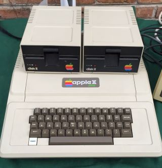 Vintage Apple Ii Plus Computer With Monitor Iii & 2 Apple Disk Ii Floppy Drives