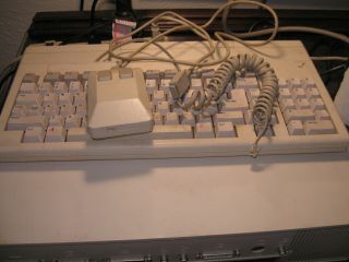 Amiga 1000; includes keyboard,  mouse and powercord. 4