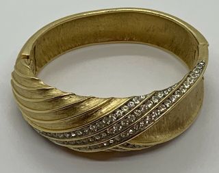 Gorgeous Vintage Signed Trifari Wide Clear Rhinestone Brush Gold Hinged Bracelet 2