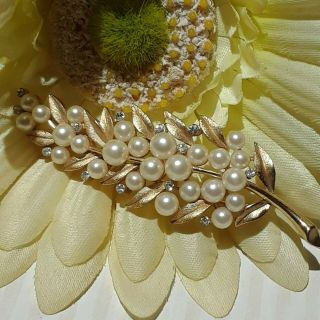 Vintage 60s Trifari Leaf Branch Brooch Pin Pearls Crystals Satin Finish Goldtone