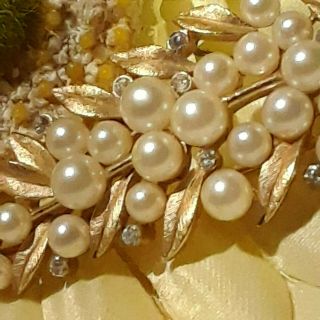 Vintage 60s Trifari Leaf Branch Brooch Pin Pearls Crystals Satin Finish Goldtone 2