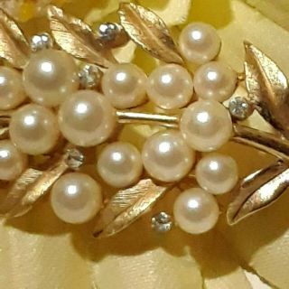 Vintage 60s Trifari Leaf Branch Brooch Pin Pearls Crystals Satin Finish Goldtone 3