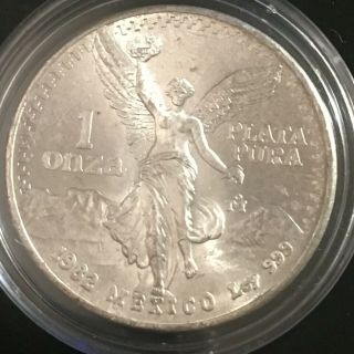 Vintage 1982 Libertad 1 Onza.  999 Fine Silver Coin,  In Capsule 37 Years Old
