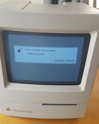 Apple Macintosh Classic Computer M0420.