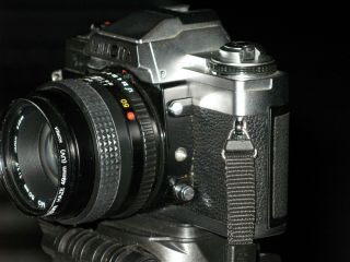 Vintage Minolta XG - M 35mm SLR Camera with 2 Lenses,  Flash and Case 6