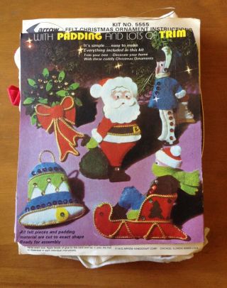 12 Vtg Felt Christmas Ornaments Kit W/ Padding & Trim 1973 Open Complete
