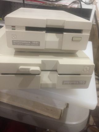 Commodore 1571 & 1581 Floppy Disk Drive - POWERS ON,  Estate Find. 8