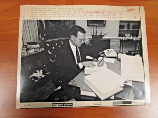 Vintage Ap Wire Press Photo George Bush,  Oval Office Signs Copies Of 1991 Budget