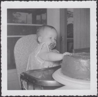 F340 - Baby In Plastic Bib W/chocolate Cake Old/vintage Photo Snapshot
