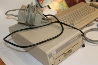 commodor 64c computer with accesories 6