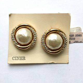 Vintage 70s 80s Ciner Faux Pearl Rhinestone Gold Tone Clip On Earrings On Card