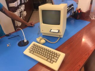 1984 Apple Macintosh Model M001,  128k Model,  400k Computer,  (the)