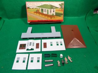 Vintage Plasticville Suburban Station Kit 1616 - 100 O/ S Gauge