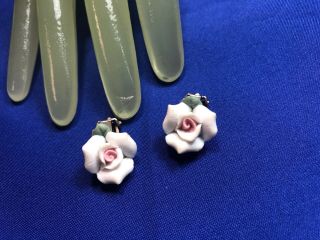 Vintage 3/4 " Silvertone Pale Pink Ceramic Rose Flower Clip On Earrings - Zh