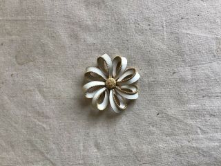 Vintage Enamel Signed Crown Trifari White Gold Tone Metal Flower Brooch Pin