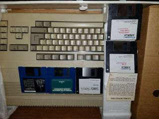 Commodore Amiga 500.  Complete NOS 5