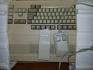 Commodore Amiga 500.  Complete NOS 7