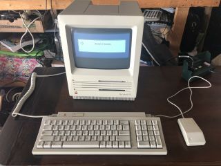 Apple Macintosh Mac Se M5010 With Mouse,  Keyboard And Carrying Case